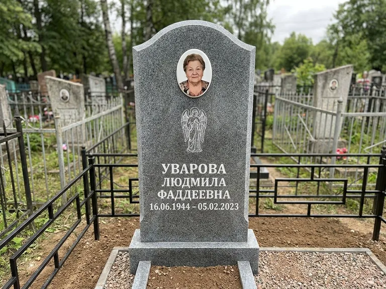Памятник с гравировкой ангела — гравировка ангела в облаках с лучами над портретом, работа «Игнатова» в Сургуте
