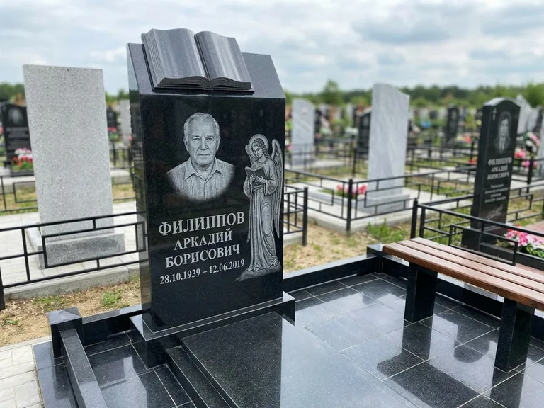 Памятник с гравировкой ангела — белая гравировка скорбящего ангела над портретом, работа «Доронин» в Сургуте
