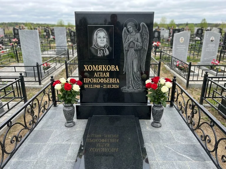 Памятник с гравировкой ангела — гравировка ангела-хранителя сбоку от портрета, работа «Яковлева» в Сургуте