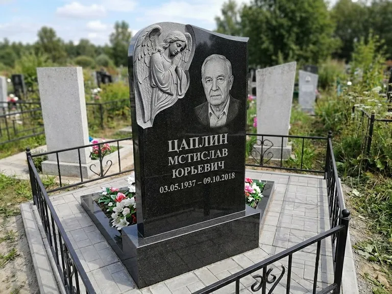 Памятник с гравировкой ангела — гравировка молящегося ангела в верхней части стелы, работа «Пономарёв» в Сургуте