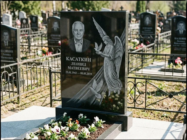 Памятник с гравировкой ангела — гравировка ангела с голубем по диагонали стелы, работа «Касаткин» в Сургуте