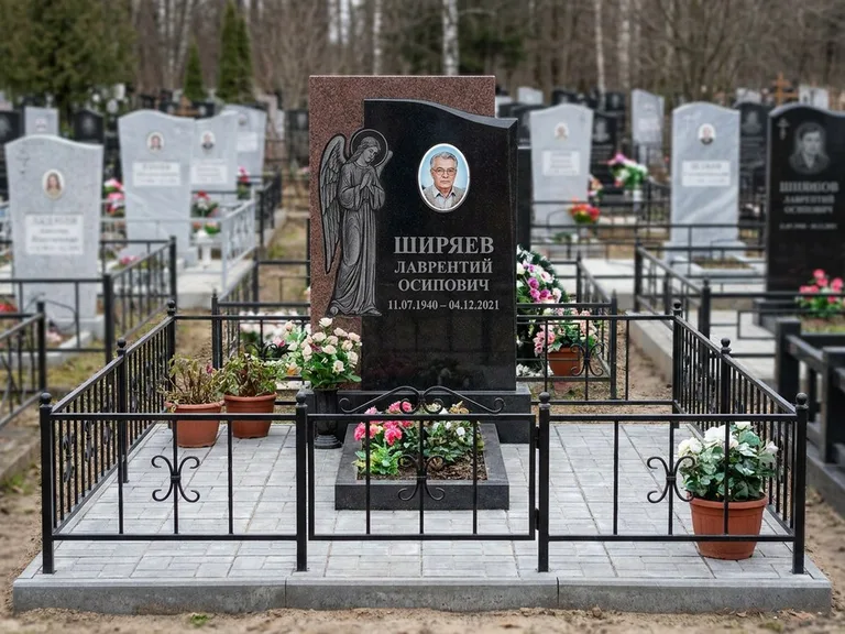 Памятник с гравировкой ангела — гравировка ангела с голубем по диагонали стелы, работа «Селиванов» в Сургуте