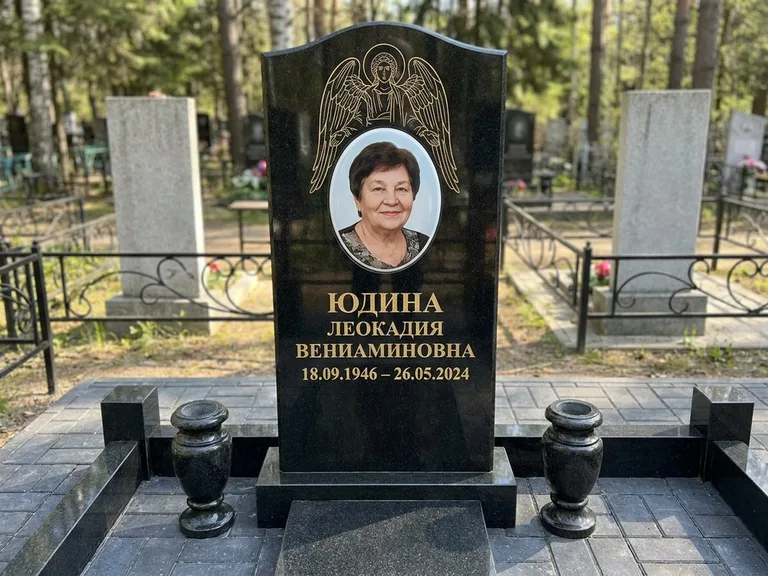 Памятник с гравировкой ангела — гравировка двух ангелов по сторонам портрета, работа «Гордеева» в Сургуте