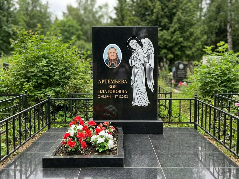 Памятник с гравировкой ангела — гравировка ангела в облаках с лучами над портретом, работа «Фаддеев» в Сургуте