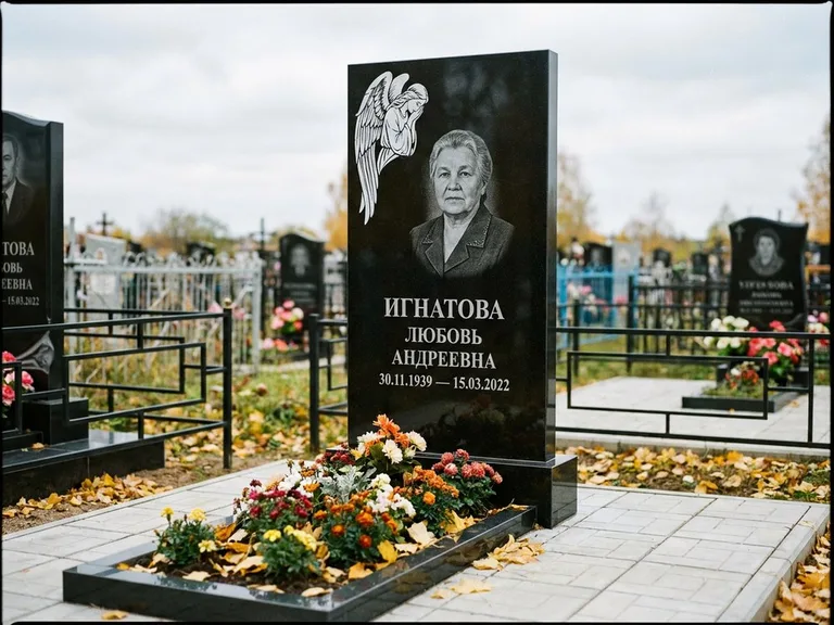 Памятник с гравировкой ангела — белая гравировка скорбящего ангела над портретом, работа «Игнатова» в Сургуте