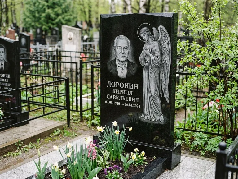Памятник с гравировкой ангела — гравировка ангела-хранителя сбоку от портрета, работа «Доронин» в Сургуте