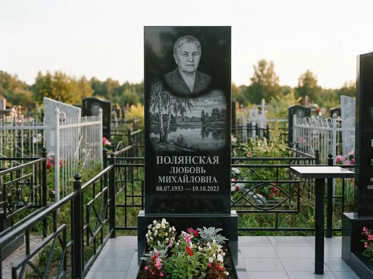 Памятник с гравировкой берёзы — гравировка берёзы у зеркального озера, работа «Полянская» в Сургуте