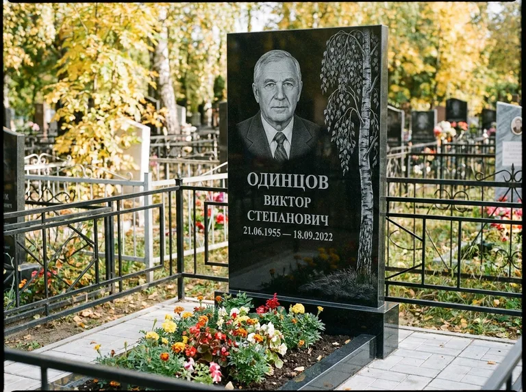 Памятник с гравировкой берёзы — гравировка плакучей берёзы с тонкими ветвями, работа «Одинцов» в Сургуте