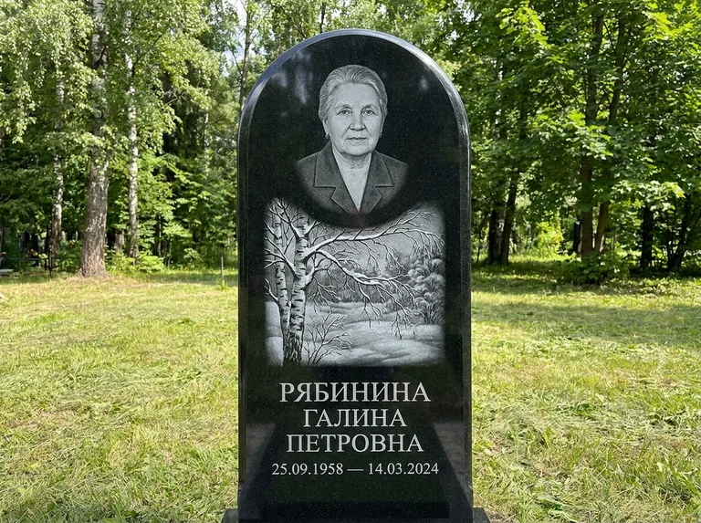 Памятник с гравировкой берёзы: стела с плавным арочным верхом — зимняя берёза, снег на ветвях, газон без ограды, стриженая трава, работа «Рябинина» в Сургуте