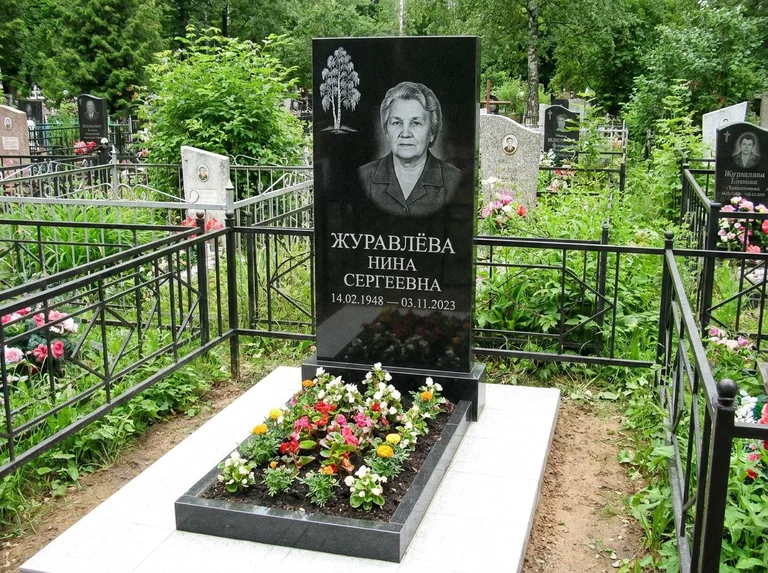Памятник с гравировкой берёзы — гравировка одинокой берёзы над именем, работа «Журавлёва» в Сургуте