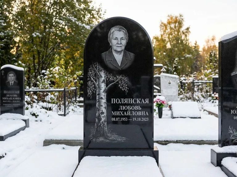 Памятник с гравировкой берёзы: полукруглая стела — объёмная одинокая берёза с фактурной корой, заснеженный зимний участок, работа «Полянская» в Сургуте