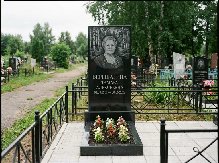 Памятник с гравировкой берёзы — гравировка берёзовой рощи в глубину, работа «Верещагина» в Сургуте