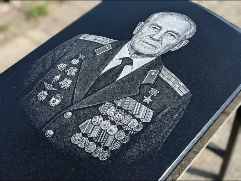 Гравировка фото на памятнике — военный / ветеран в Сургуте