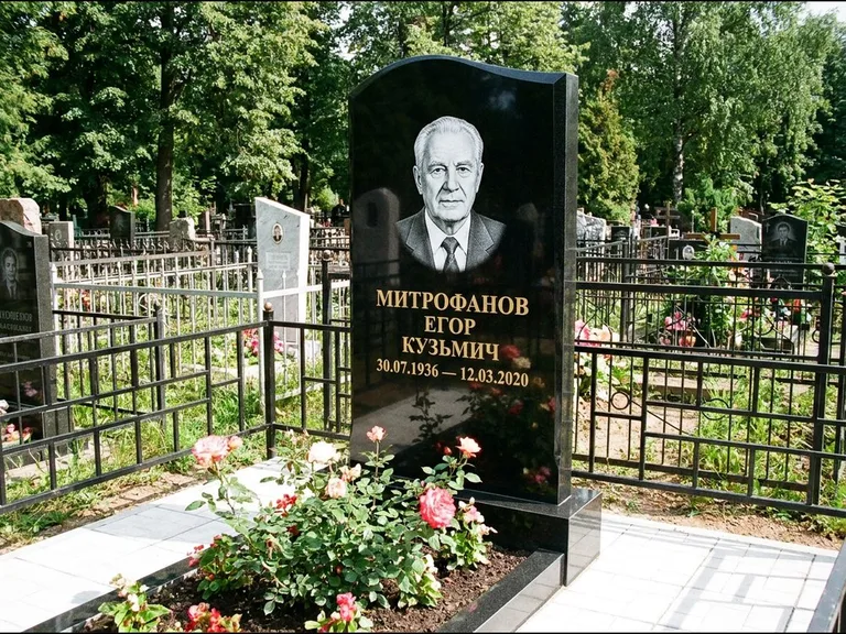 Гравировка портрета на чёрном граните — выполненная работа 29 в Сургуте