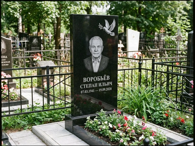 Гравировка голубей на памятник в Сургуте — памятник из чёрного гранита с гравировкой