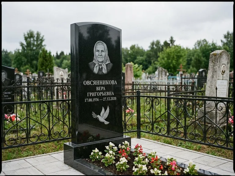 Памятник с гравировкой голубей — гравировка голубя с оливковой ветвью рядом с эпитафией, работа «Овсянникова» в Сургуте