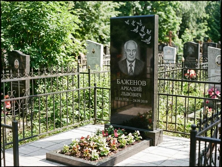 Памятник с гравировкой голубей — гравировка стаи голубей, взлетающей от угла стелы, работа «Баженов» в Сургуте