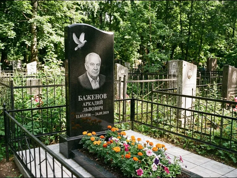 Памятник с гравировкой голубей — белая гравировка взлетающего голубя над портретом, работа «Баженов» в Сургуте