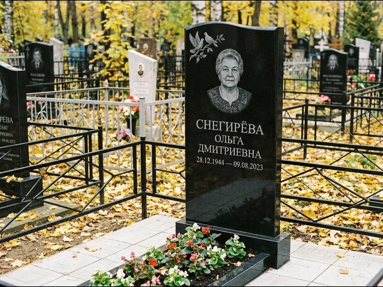Памятник с гравировкой голубей — гравировка пары голубей на ветке в верхнем углу стелы, работа «Снегирёва» в Сургуте