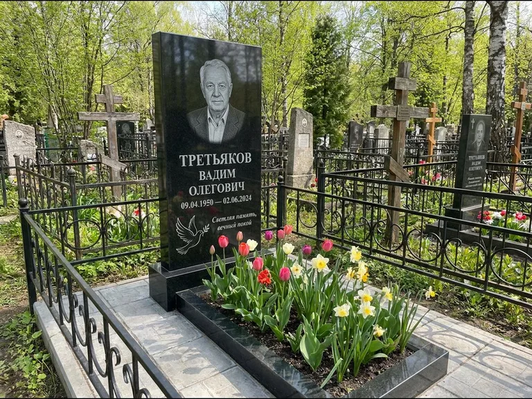 Памятник с гравировкой голубей — гравировка голубя с оливковой ветвью рядом с эпитафией, работа «Третьяков» в Сургуте
