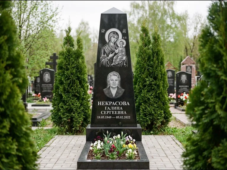 Памятник с гравировкой иконы — образ Николая Чудотворца, работа «Третьяков» в Сургуте