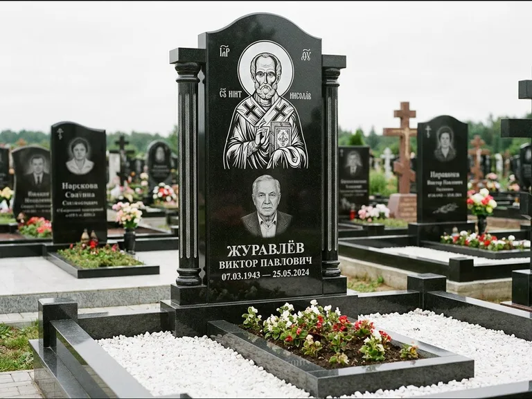 Памятник с гравировкой иконы — икона в резном киоте, работа «Верещагина» в Сургуте