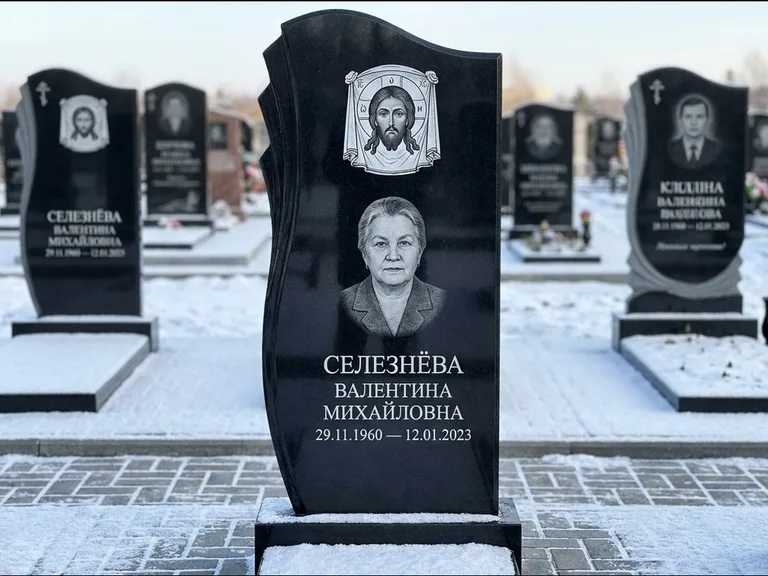 Памятник с гравировкой иконы — Казанская икона Божией Матери на стеле, работа «Одинцов» в Сургуте