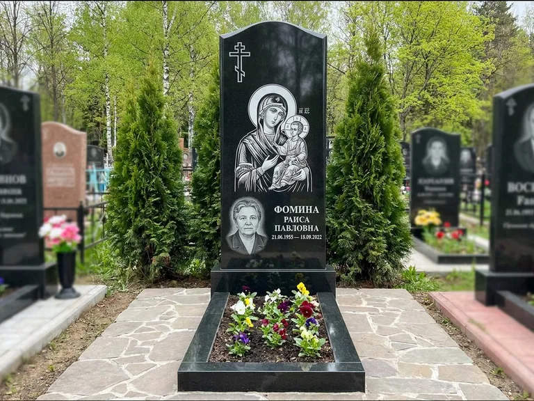 Памятник с гравировкой иконы — икона в резном киоте, работа «Гущин» в Сургуте