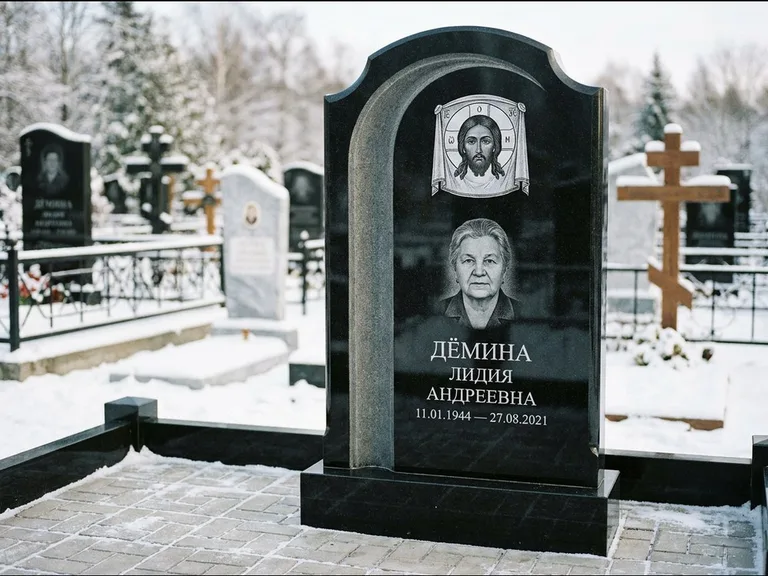 Памятник с гравировкой иконы: гранёный восьмиугольный обелиск с крестом — гравировка Николая Чудотворца, семейный участок с гранитной скамьёй, работа «Зотов» в Сургуте