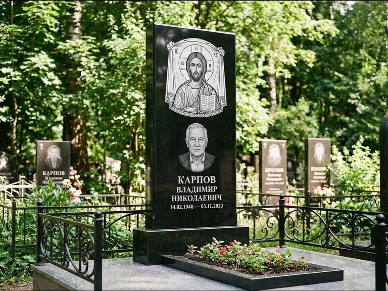 Памятник с гравировкой иконы: широкая двойная семейная стела — золочёный нимб на образе, цветник с красными розами, работа «Воронцова» в Сургуте