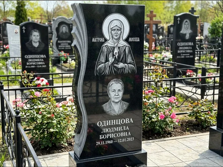 Памятник с гравировкой иконы: ступенчатая двухуровневая стела — Архангел Михаил на стеле, каменная дорожка из плитняка, работа «Одинцов» в Сургуте