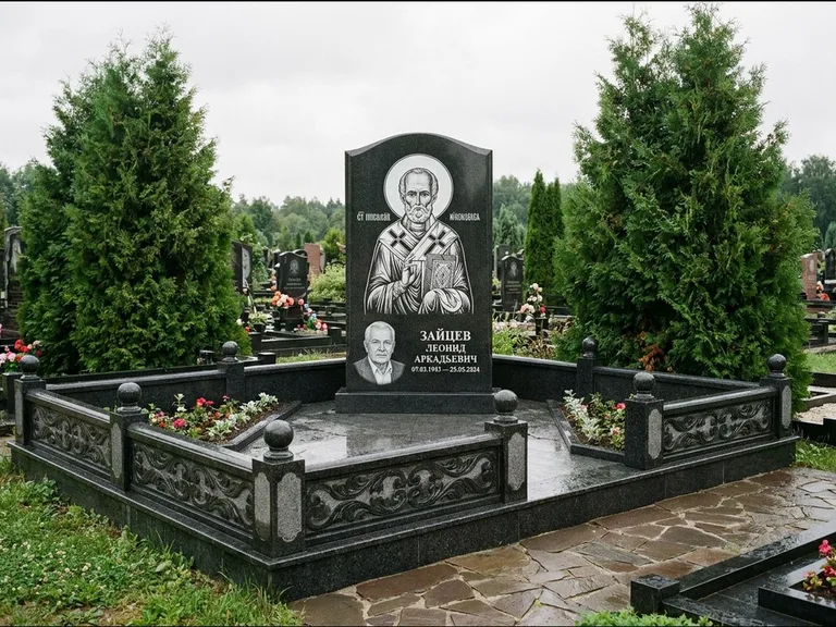 Памятник с гравировкой иконы: стела с гранитным столиком и скамьёй — Архангел Михаил на стеле, семейный участок с плиткой, работа «Верещагина» в Сургуте