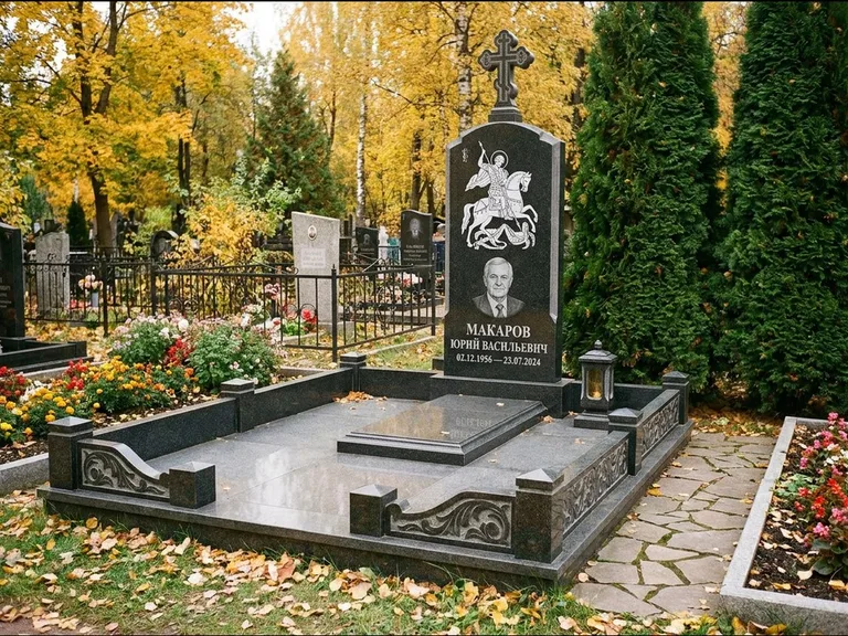 Памятник с гравировкой иконы: ступенчатая трёхуровневая стела — золочёный нимб на образе, дорожка из природного плитняка, работа «Лебедева» в Сургуте