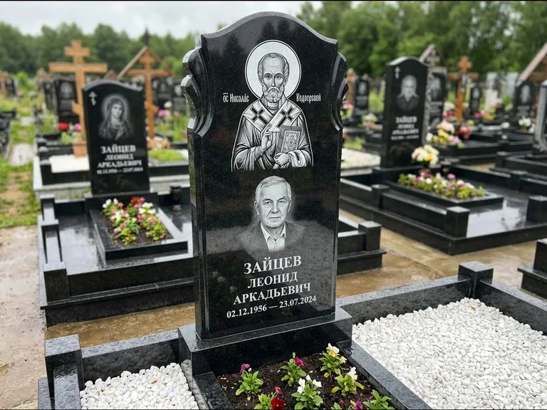 Памятник с гравировкой иконы — образ Николая Чудотворца, работа «Лебедева» в Сургуте
