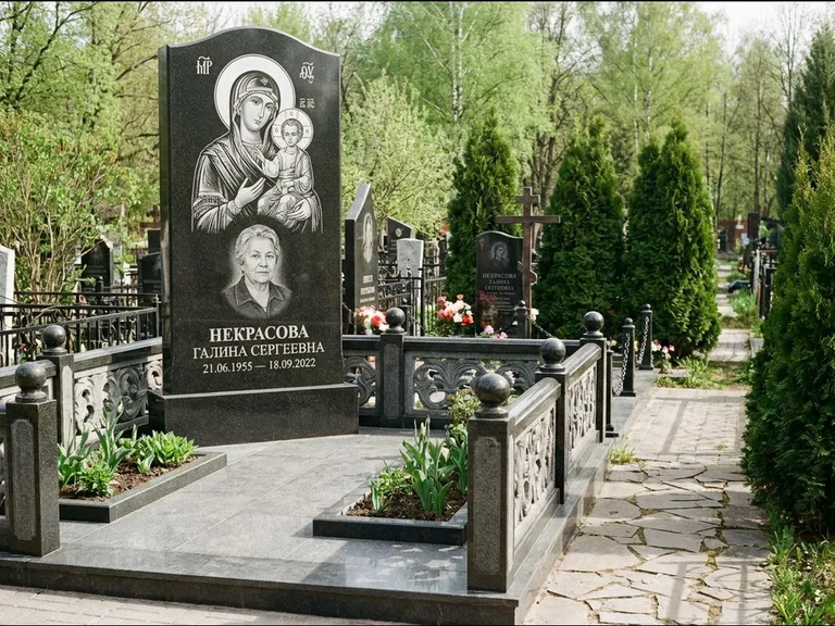 Памятник с гравировкой иконы: полукруглая стела с купольным навершием — Архангел Михаил на стеле, заснеженный зимний участок, работа «Гущин» в Сургуте