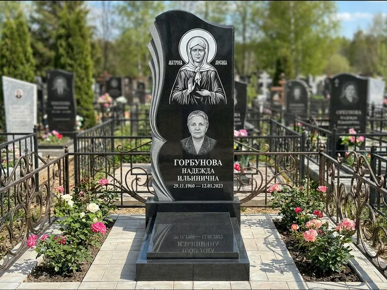 Памятник с гравировкой иконы — икона в резном киоте, работа «Одинцов» в Сургуте