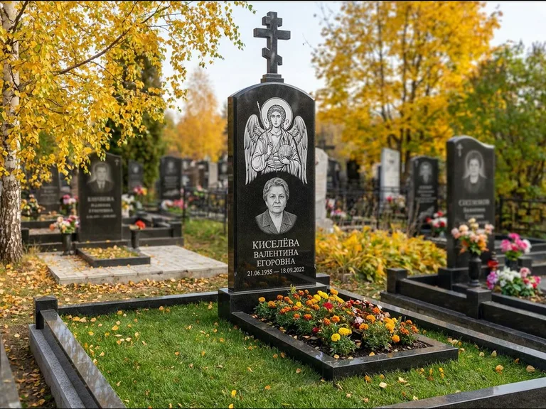 Памятник с гравировкой иконы — образ в полный рост на обороте стелы, работа «Гущин» в Сургуте