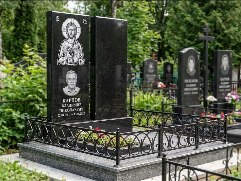 Памятник с гравировкой иконы — Казанская икона Божией Матери на стеле, работа «Богданова» в Сургуте