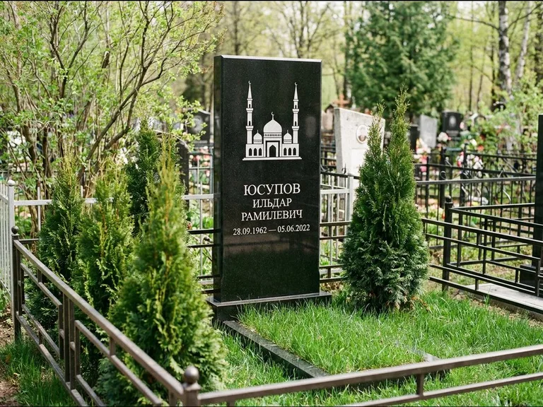 Мусульманский памятник с гравировкой мечети — силуэт мечети с двумя минаретами над именем, работа «Юсупов» в Сургуте