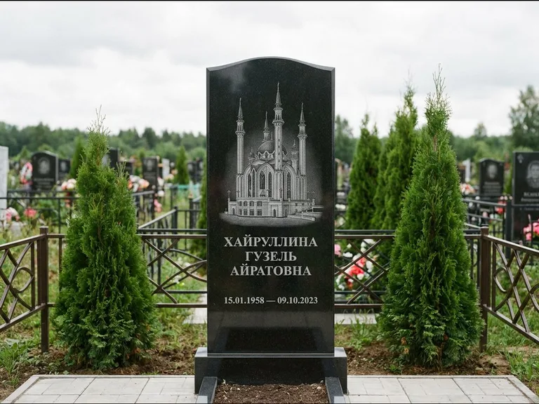 Мусульманский памятник с гравировкой мечети — мечеть Кул-Шариф на обороте стелы, работа «Хайруллина» в Сургуте