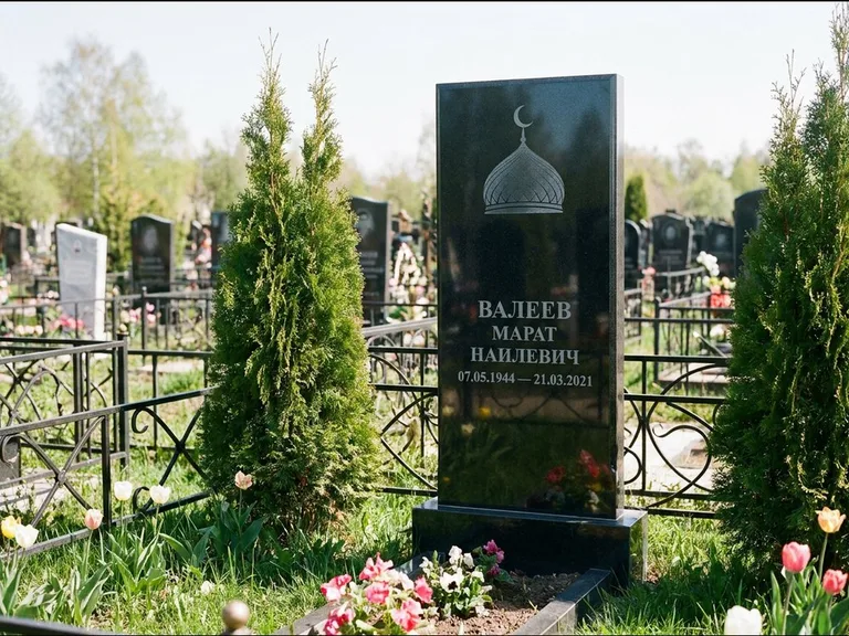 Мусульманский памятник с гравировкой мечети — купол с полумесяцем в верхней части, работа «Валеев» в Сургуте