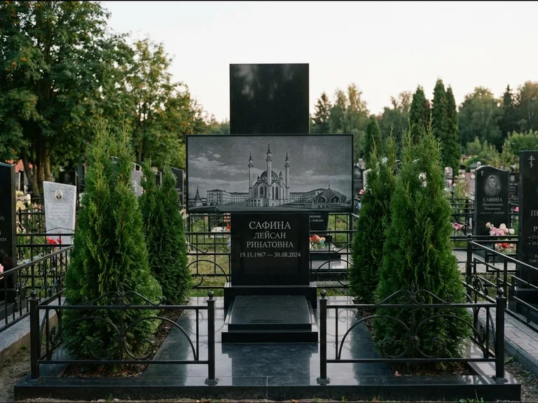 Мусульманский памятник с гравировкой мечети — панорама мечети во всю ширину стелы, работа «Сафина» в Сургуте