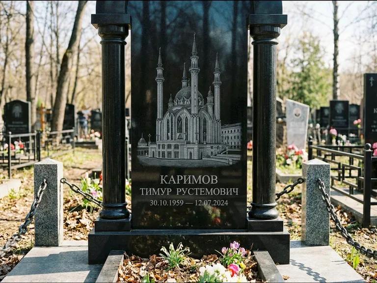 Мусульманский памятник с гравировкой мечети: стела с колоннами-минаретами по бокам — детализированная гравировка мечети Кул-Шариф, гранитные столбики с провисающей цепью, работа «Каримов» в Сургуте