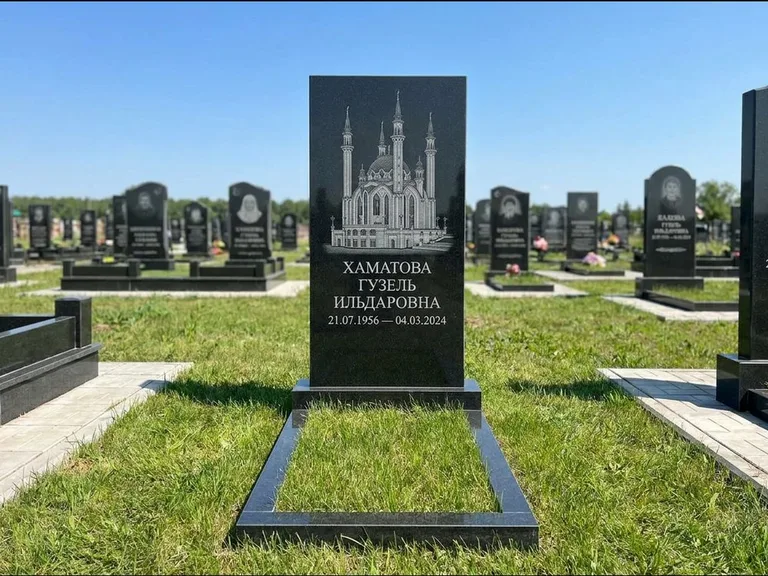 Мусульманский памятник с гравировкой мечети: небольшая скромная одиночная стела — золочёная гравировка мечети, аккуратный участок с газоном, работа «Нигматуллина» в Сургуте