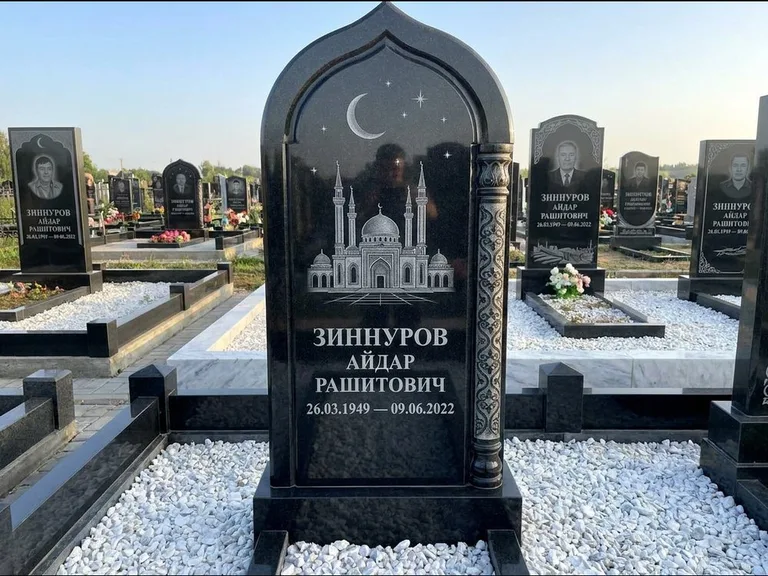 Мусульманский памятник с гравировкой мечети: стела с михраб-верхом и резной боковой колонной — детализированная гравировка мечети Кул-Шариф, белая мраморная крошка, работа «Ахметов» в Сургуте