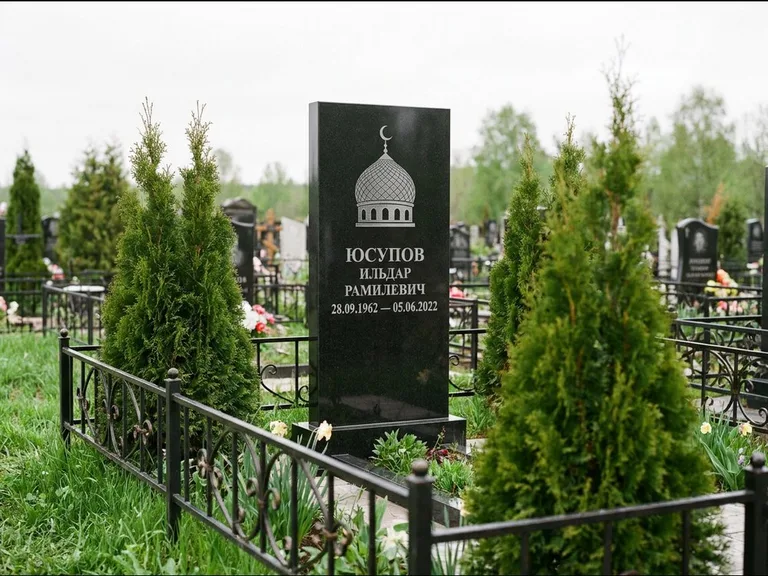 Мусульманский памятник с гравировкой мечети — купол с полумесяцем в верхней части, работа «Юсупов» в Сургуте