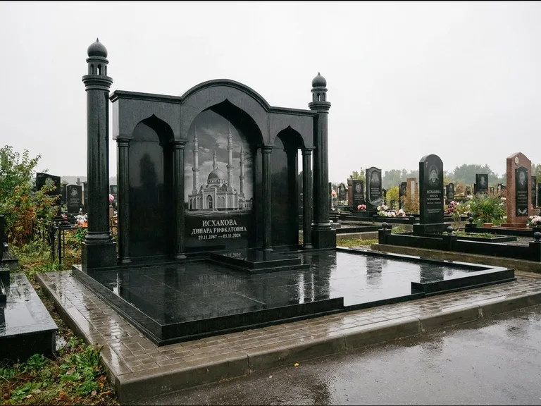 Мусульманский памятник с гравировкой мечети: семейный мемориал с колоннами-минаретами и аркой — золочёная гравировка мечети, большая мощёная площадка, работа «Абдуллаева» в Сургуте
