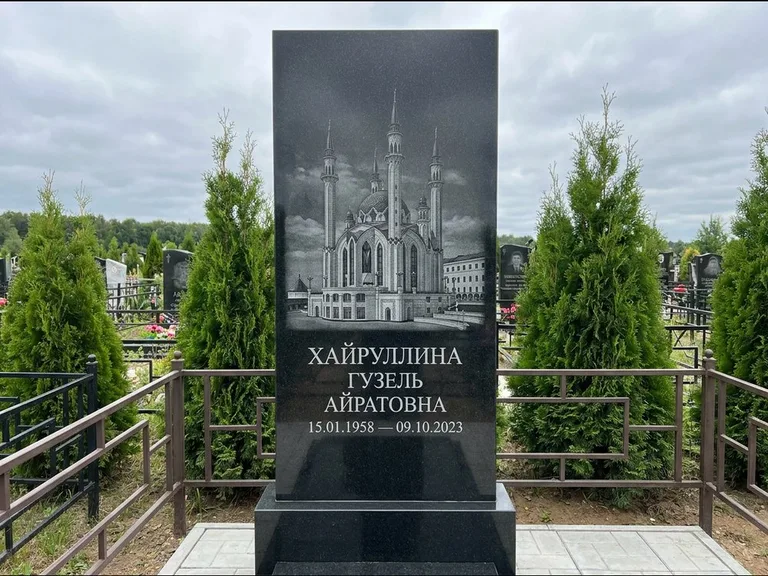 Мусульманский памятник с гравировкой мечети — панорама мечети во всю ширину стелы, работа «Хайруллина» в Сургуте