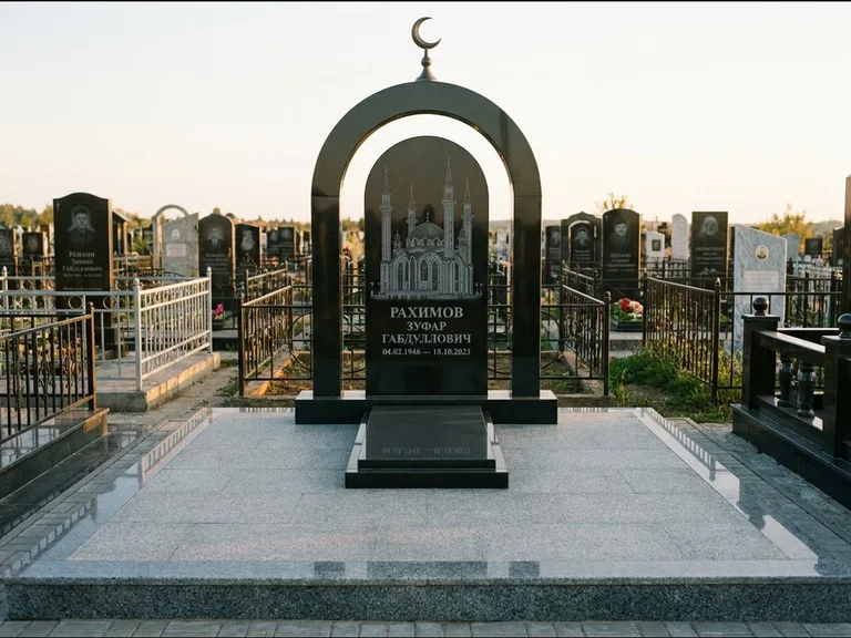 Мусульманский памятник с гравировкой мечети: монументальная стела-арка с полумесяцем на вершине — детализированная гравировка мечети Кул-Шариф, мощёная гранитная площадка с бордюром, работа «Юсупов» в Сургуте