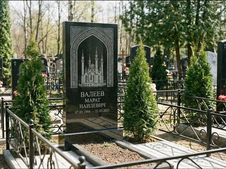 Мусульманский памятник с гравировкой мечети — мечеть в восточной арке с орнаментом, работа «Валеев» в Сургуте